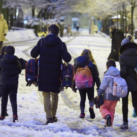 Varios niños van al colegio, a 19 de enero de 2023, en Pamplona, Navarra.