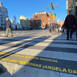 Frase de Ángela Davis en un paso de peatones en la ciudad de León.