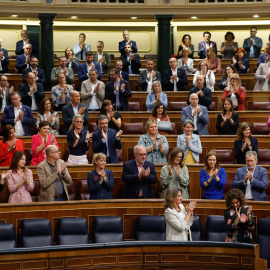 27/10/2022.- La ministra de Hacienda, María Jesús Montero (d, abajo), recibe la ovación de la bancada socialista tras su intervención, este jueves en el Congreso, en la segunda jornada del debate de las enmiendas a la totalidad presentadas 