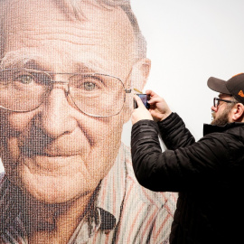 Un visitante del museo Ikea toma una foto con su móvil de la imagen del fundador del grupo de tiendas de muebles Ingvar Kamprad realizada a partir de fotos de sus empleados. REUTERS