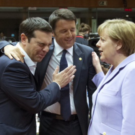 El primer ministro griego, Alexis Tsipras, bromea con su homólogo italiano Matteo Renzi, y la cancillera alemana Angela Merkel, antes del comienzo de la cumbre de Bruselas. REUTERS/Yves Herman