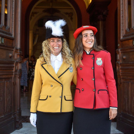 La portavoz de Naizen, Beatriz Sever (derecha), junto a Itsasne Núñez (izquierda), txupinera de este año. EFE/Miguel Toña