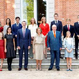 Los integrantes de la Familia Real posan en el almuerzo familiar en el Palacio de La Zarzuela con motivo del 80 aniversario de Su Majestad la Reina Doña Sofía. Francisco Gómez / EFE