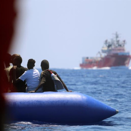 Un grupo de 105 inmigrantes rescatados por el barco humanitario Ocean Viking frente a las costas de Libia la pasada semana.- EFE/MSF