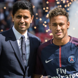 Nasser Al-Khelaifi, presidente del PSG, posa junto a Neymar al ser presentado como nuevo jugador del club parisino.