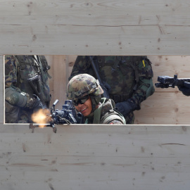 Un militar dispara su rifle durante una manifestación del ejército suizo en la octava reunión del convoy para recordar en el pueblo de Birmenstorf, Suiza, el 9 de agosto de 2019. REUTERS / Arnd Wiegmann