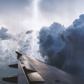 Avión sobrevolando una tormenta. PIXABAY