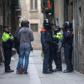 Agents dels Mossos d'Esquadra i de la Guàrdia durant l'operació contra els narcopisos del Raval desplegada la setmana passada. EFE / Quique García