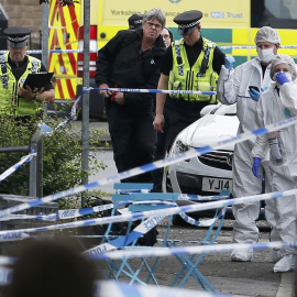 La policía y forenses detrás de un cordón en e punto donde ha sido atacada la diputada laborista Jo Cox, que está en estado crítico.- Birstall REUTERS / Craig Brough