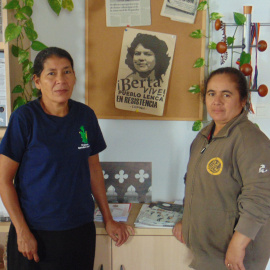 Vidalina Morales y Manuela Morales, activistas salvadoreñas que han encabezado la lucha contra la minería en el país. / HÈCTOR SERRA