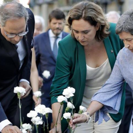 El president català, Quim Torra, l'alcaldessa de Barcelona, Ada Colau, i la delegada del Govern espanyol a Catalunya, Teresa Cunillera, durant l'acte homenatge a les víctimes dels atemptats del 17-A.