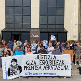 Trabajadores de la televisión pública de Euskadi (EITB) frente a la sede de Miramon (Donostia-San Sebastián)