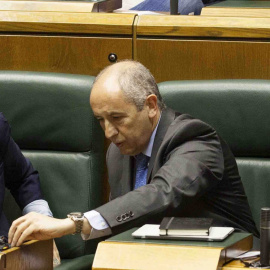 El lehendakari, Iñigo Urkullu, y los consejeros Josu Erkoreka, Arantza Tapia y Ángel Toña, durante el pleno de control que celebra el Parlamento Vasco. EFE/David Aguilar