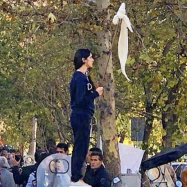 Vida Movahedi, el día que se quitó el velo en plena calle. | Twitter.