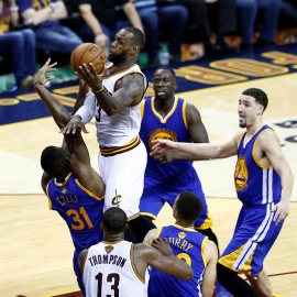 LeBron James (Cavaliers) se abre paso en una entrada a canasta. EFE//Larry W. Smith