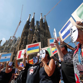 Membres dels CDR manifestant-se davant la Sagrada Família per demanar explicacions al Govern espanyol sobre les informacions relatives a les connexions entre l'Imam de Ripoll i el CNI. EFE / Alejandro García