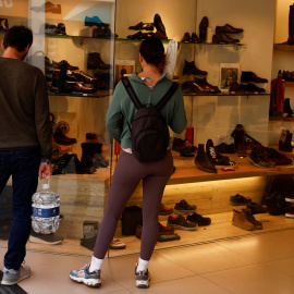 Una pareja frente a un escaparate de una tienda de calzado en la localidad malagueña de Ronda. REUTERS/Jon Nazca