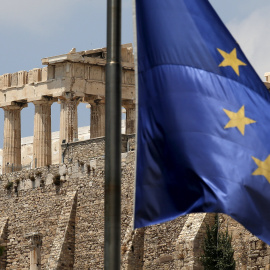 Una bandera de la UE con la vista de la Acrópolis de Atenas. REUTERS/Yannis Behrakis