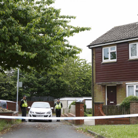 Varios policías ante la casa del presunto asesino de Jo Cox