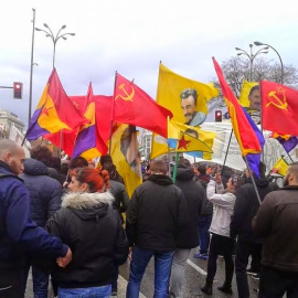 Comunistas se manifiestan con pancartas de Apo Ochalan y banderas de las YPG