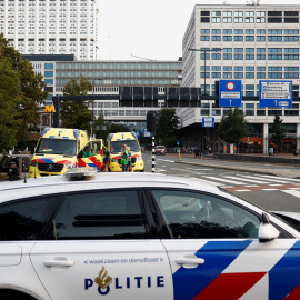 Imagen de las autoridades holandesa tras arrestar a un sospechoso tras un tiroteo en Rotterdam, Países Bajos, el 28 de septiembre de 2023.