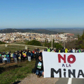 Una manifestación convocada por la Plataforma Salvemos la Montaña contra la mina en Caceres. PLATAFORMA SALVEMOS LA MONTAÑA