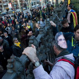 Manifestantes independentistas ante el Parlament, Barcelona.   EFE/Enric Fontcuberta