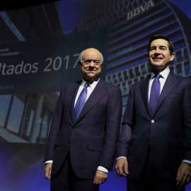 El presidente del BBVA, Francisco González, y el consejero del banco, Carlos Torres, en la presentación de los resultados de la entidad en 2017. REUTERS/Sergio Perez