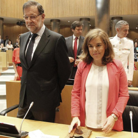 El presidente del Gobierno, Mariano Rajoy, junto a la vicepresidenta, Soraya Sáenz de Santamaría, al inicio hoy del acto que ha tenido lugar en la Cámara Baja para rendir homenaje a las víctimas del terrorismo. /EFE