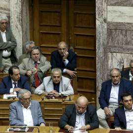 El primer ministro griego, Alexis Tsipras, y varios de los miembros de su Gobierno, durante la sesion extraordinaria del Parlamento heleno en la que se debate la convocatoria de un referéndum sobre el rescate. REUTERS/Alkis Konstantinidis