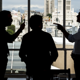 Fotografía facilitada por Atresmedia de los líderes de Ciudadanos y de Podemos, Albert Rivera y Pablo Iglesias, respectivamente,  en el programa 'Salvados' con Jordi Évole. EFE