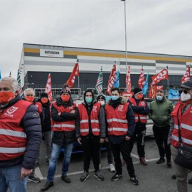 Los trabajadores de Amazon asisten a una huelga frente al centro logístico de Amazon de Brandizzo en Turín, Italia, el 22 de marzo de 2021.