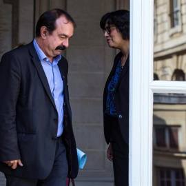 FRA04 PARÍS (FRANCIA) 17/06/2016.- La ministra de Trabajo francesa, Myriam El Khomri (d), acompaña al secretario general de la Confederación General del Trabajo (CGT), Philippe Martínez, después de su reunión en el Ministerio de Trabajo en 