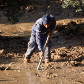 Búsqueda de la niña desaparecida en Madaba tras las inundaciones en Jordania. / EFE