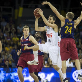 El base del Real Madrid Sergio Rodriguez  intenta un lanzamiento ante la oposición de el escolta del FC Barcelona Lassa Brad Oleson  durante el segundo partido de la final por el título de la Liga ACB que se juega hoy en el Palau Blaugrana.