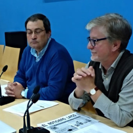 El alcalde de Zaragoza, Pedro Santisteve, con el presidente de Mhuel, Jorge García, en las sesiones de la asamblea de Recuperando. / EDUARDO BAYONA