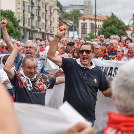 Vista de la manifestación convocada por el movimiento de pensionistas de Bizkaia, en plenas fiestas de Bilbao, para reclamar unas pensiones públicas "dignas". EFE/ Miguel Toña