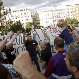 Miembros del grupo neonazi Hogar Social Madrid que han irrumpido en un acto de campaña de Podemos para intentar boicotearlo. EFE/J. J. Guillén