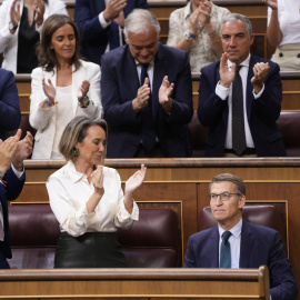 El líder del PP, Alberto Núñez Feijóo, assegut al seu escó al Congrés aplaudit per la resta de la bancada popular