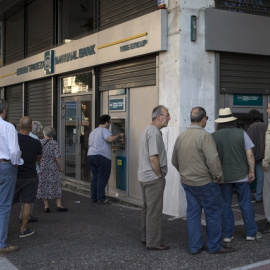 Tras la convocatoria del referéndum sobre las medidas de las instituciones, la fuga de capitales se ha agudizado en Grecia. En la imagen, colas en un cajero de Atenas. Marko Djurica (EFE)