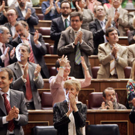 El grupo socialista aplaude en el Congreso tras la aprobación del matrimonio homosexual, hace ahora diez años. EFE