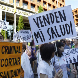 Una concentración a favor de la sanidad pública en el madrileño paseo del Prado. EFE