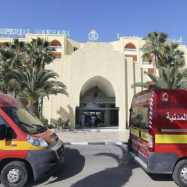 Vista de dos vehículos de seguridad frente al hotel mallorquín "Imperial Marhaba" de la cadena Riu tras el ataque terrorista en Susa, Túnez. EFE