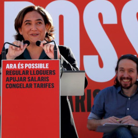 La alcaldesa de Barcelona, Ada Colau, y el secretario general de Podemos, Pablo Iglesias, durante el acto que han celebrado hoy en Barcelona para explicar el impacto de los presupuestos sobre los barceloneses, en un acto con el título "Ahor