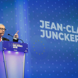 El presidente de la Comisión Europea (CE), Jean-Claude Juncker, durante el Congreso del Partido Popular Europeo (PPE), en Helsinki, Finlandia, hoy, 8 de noviembre de 2018. El líder del Grupo del Partido Popular Europeo, el alemán Manfred We