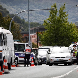 Policías franceses y españoles realizan controles de seguridad este lunes en el paso fronterizo de Santiago entre ambos países, en la localidad guipuzcoana de Irun. EFE/Javier Etxezarreta