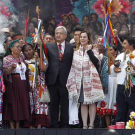 El presidente de México, Andrés Manuel López Obrador (c-i)recibe junto a su esposa, Beatriz Gutiérrez Müller, (c-d), el Bastón de Mando por parte de los representantes de los pueblos indígenas de México hoy, en Ciudad de México (México). El