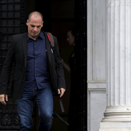 El ministro de Finanzas griego, Yanis Varoufakis, a su salida de un reunion del Palacio de Máximos, la residencia oficial del primer ministro heleno. REUTERS/Marko Djurica