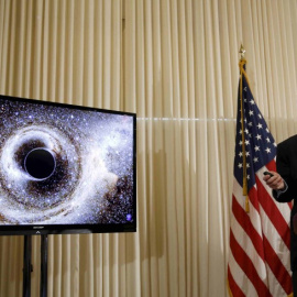 El Dr. David Reitze muestra la fusión de dos agujeros negros en una conferencia de prensa para discutir la detección de ondas gravitacionales en Washington. Reuters