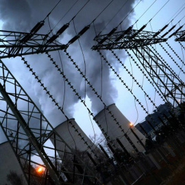 El vapor de agua se eleva desde las torres de refrigeración de la central eléctrica de lignito Jaenschwalde de Lausitz Energie Bergbau AG (LEAG) en Jaenschwalde, Alemania. Reuters